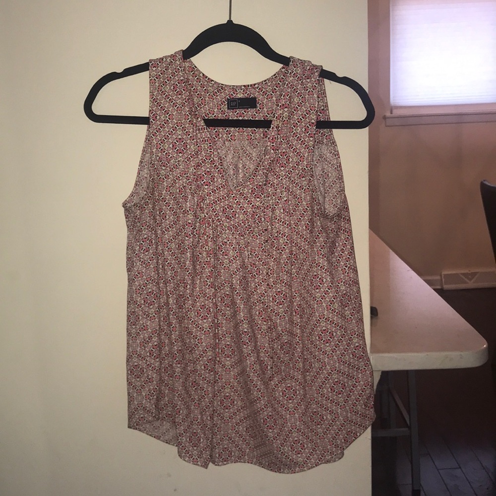 Printed sleeveless top with v-neck neckline